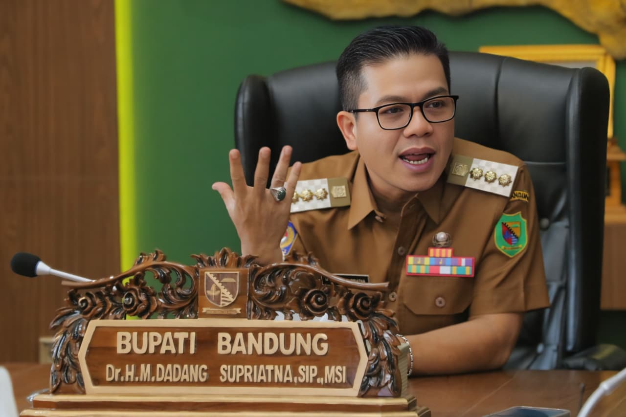 Bupati Dadang Supriatna Dianugrahi Pembina Terbaik Disdukcapil